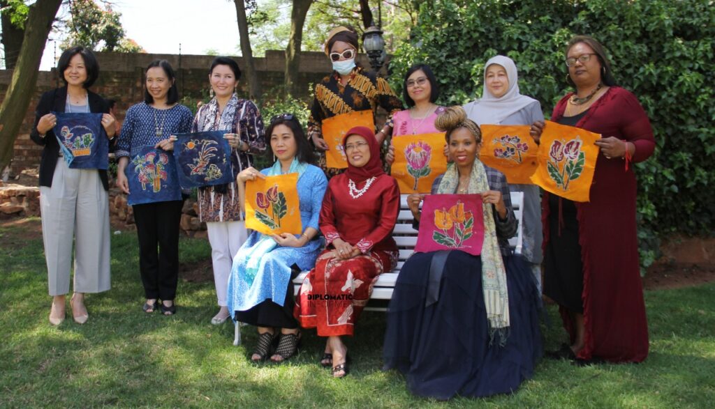 JOGJAKARTA  INTERNATIONAL BATIK BIENNALE ( THE PAINTING OF BATIK)